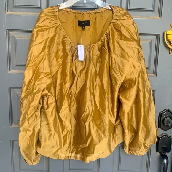 Banana Republic Tops - New with Tags Banana Republic tan/gold Fun top for any occasion !